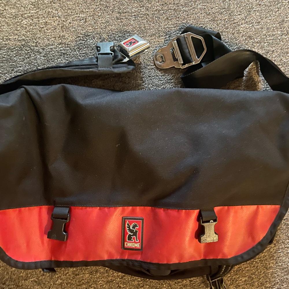 Large Chrome bag w seatbelt buckle